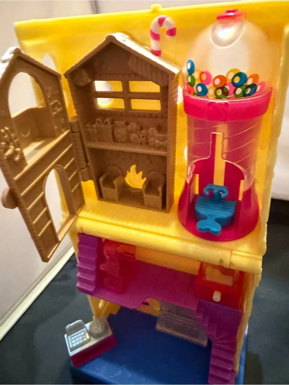 Polly Pocket Pollyville Candy Shop‎ Playset w/ 2 Dolls Accessories Cash